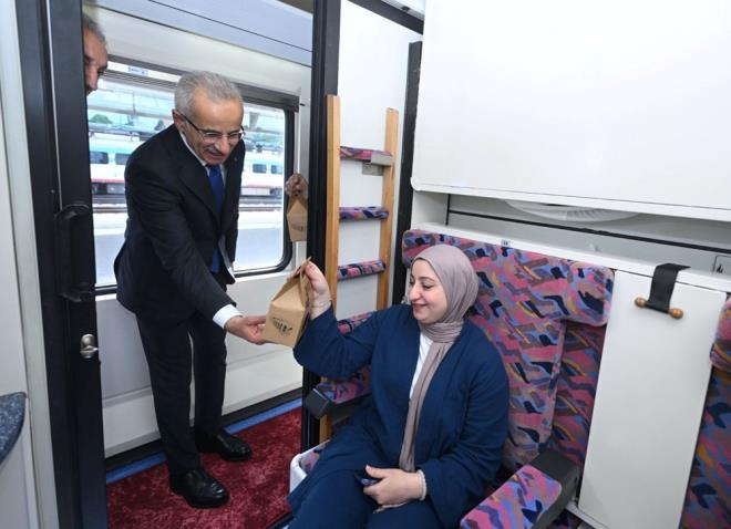 TUR�ST�K D�YARBAKIR EKSPRES� �LE B�N 51 K�LOMETREL�K SEYAHAT    Uralo�lu, seyahat severler i�in Turistik Diyarbak�r Ekspresi?ni de bug�n itibariyle hizmete verdiklerini belirterek, ?Turistik trenimiz bin 51 kilometre hat uzunlu�unda Ankara-Diyarbak�r parkurunda seyahat edecek. Trenimiz 180 ki�i kapasiteli 9 yatakl� ve 1 yemekli vagondan olu�acak. �imdi sizlerle birlikte u�urlayaca��z, Diyarbak�r?dan ise 21 Nisan Pazar g�n� saat 12.00? de Ankara?ya do�ru yola ��kacak. Ankara-Diyarbak�r seferinde Malatya?da 3 saat, Diyarbak�r-Ankara seferinde ise Yol�at�?da 4 saat, Kayseri? de 3 saat turizm ama�l� duracak. Yatakl� vagonda bir oda fiyat�n� Ankara-Diyarbak�r parkurunda 9 bin TL, Diyarbak�r-Ankara parkurunda ise 8 bin TL olarak belirledik.? �eklinde konu�tu.