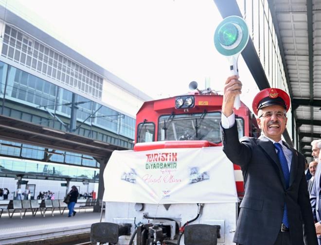 Bildi�iniz �zere son zamanlarda Turistik Do�u Ekspresi ile yolculuk olduk�a pop�ler. Seyahat severlerin ve foto�raf sanat� tutkunlar�n�n g�zdesi. �yle yo�un bir talep var ki biletler sat��a ��kmas�yla t�keniyor. Bilet alamayanlar ise hay�flanmaktad�r. Fakat 22 y�ld�r demiryollar�na yapt���m�z yat�r�mlarla T�rkiye?de Turistik Do�u Ekspresi rotas� d���nda da onlarca konforlu, rahat bir �ekilde seyahat edilecek muhte�em demiryolu rotalar� bulunuyor.? dedi.