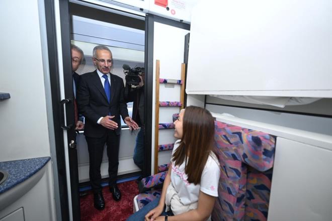 "DO�U EKSPRES�,B�R SEZONDA 11 B�N 611 K��� TA�IDI"    Bakan Uralo�lu, Do�u Ekspresi?nde 2023-2024 K�� Sezonunda bu trenle seyahat eden 11 bin 611 ki�inin �ok g�zel an�larla d�nd���n�, bir�ok �ehrinde ekonomik, sosyal ve k�lt�rel hayat�na b�y�k katk� sa�lad���n� vurgulayarak, ?Bunun yan�nda Kars-Erzurum aras�nda turizme destek ama�l� olarak k�� sezonunda Turistik B�lgesel Trenler i�leterek seyahat severlere ba�ka bir seyahat imkan� daha sunduk. Seyahat severler i�in sadece yurti�inde de�il, yurtd���nda da tren rotalar�m�z bulunuyor. �stanbul Sofya Treniyle ekonomik, konforlu ve rahat bir �ekilde Avrupa?ya ula�makta hem ekonomik hem de �ok konforlu.? dedi.
