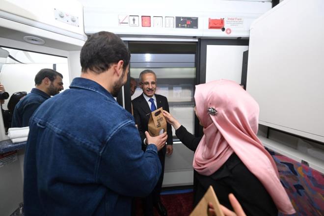 Y�KSEK HIZ�I TRENLE 20 �EHRE ULA�IM SA�LANIYOR    TCDD Ta��mac�l�k A�?nin i�letti�i y�ksek h�zl� trenlerin do�rudan 11 �ehre, tren ya da otob�s ba�lant�l� kombine ta��mac�l�kla da 9 �ehre de dolayl� �ekilde ula�t���n�n alt�n� �izen Uralo�lu, alt ve �st yap�s� iyile�tirilen konvansiyonel hatlarla i�letilen b�lgesel ve anahat trenlerle cennet vatan�n hemen her k��esini ke�fetmenin m�mk�n oldu�unu s�yledi. Bu rotalarla seyahat edenlere seyre doyum olmayan manzaralar�n sunulmas�n�n yan� s�ra yeni yerler ke�fetme imkan�n�n da sunuldu�unun alt�n� �izen Uralo�lu, ?Biz de yenilik�i ve vizyoner bir bak�� a��s�yla tren seferlerimizi y�k ve yolcu ta��mac�l���n�n yans�ra turizme de hizmet verecek �ekilde yeni rotalarla zenginle�tirmeye devam ediyoruz. D�nyan�n en g�zel ilk 4 tren rotas�ndan biri olarak b�y�k ilgi g�ren Do�u Ekspresi?ne, 29 May�s 2019 tarihinde yeni bir anlay��la k�� sezonunda olmak �zere Turistik Do�u Ekspresi seferlerini ekledik.? diye konu�tu.