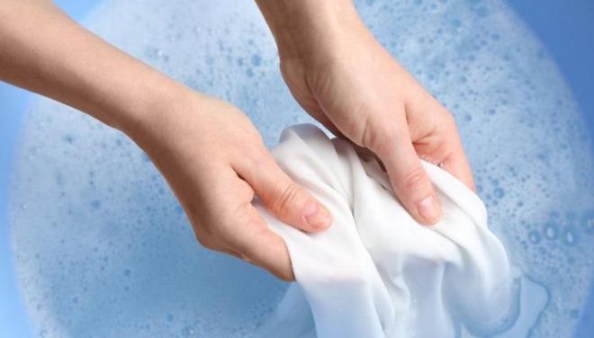 KIYAFFETEK YA LEKESN TEMZLEMENN BAST YOLU  <p>  Kyafetteki ya lekesini, beyaz sirke yntemi ile pratik bir ekilde temizlemek mmkn olabiliyor. Bu nedenle kyafette ya lekesi olutuysa, bu ekilde temizlenmesi tavsiye ediliyor. te beyaz sirke ynteminin uygulan;