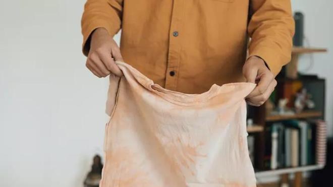 te yandan ya lekesi dkldnde birok insan endieye kaplabilir. nk bu lekeyi temizlemek olduka uratrc olabiliyor. te yandan kyafete gelen ya lekesini temizlemenin basit bir yolu bulunuyor.