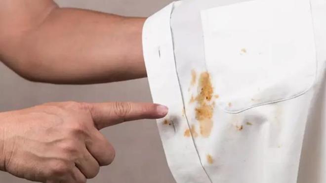  Kuma renkli ise, sirke ve scak su eit seviyede olmal.<br>     Temizleme ileminde ncelikle kyafetteki ya lekesi oluan blm beyaz sirkeye batrlr.  <br>   Ardndan ya lekesi hafif bir ekilde fralanr.  <br>   Bu ilemin sonucunda kyafetteki lekenin temizlendii grlebilir.