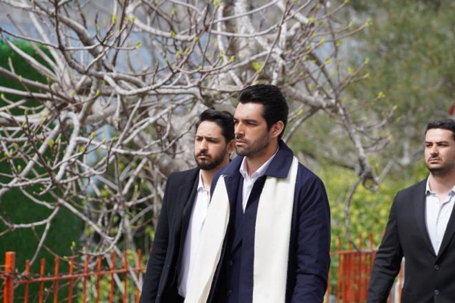 Serter'in evine giden Ferit, adamlar�yla onu da ald�rd�. Ard�ndan da Hatice'nin kendisiyle konu�mak istemesiyle yal�ya do�ru yola ��kt�.  <p>  Ayn� anlarda kendisi ve Ece i�in endi�elenen Seyran, Ak�n'�n "Sessiz olursan Ece sa� salim bir odada oturur. Ama zorluk ��kar�rsan sen ne ya�arsan o da ayn�s�n� ya�ar" s�zlerine "Ne yapacaksan�z bana yapacaks�n�z" diye yan�t verdi. Ak�n da ona "Sana ne olaca��na ben de�il, annem karar verecek" dedi.