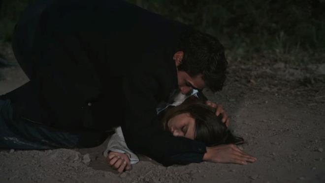 Ak�n'�n iki adam�n� da vuran Ferit, "Ne yapt�n�z kar�ma?" diye ba��r�nca Mezide de ona Seyran'� g�sterece�ini s�yledi.  <p>  Bagaj� a�an Mezide, "G�rd�n de eline ne ge�ti? Zaten kar�n� par�a par�a yollayacakt�m" dedi. O s�rada Ak�n da Seyran'� rehin ald�.  <p>  Ferit, Ak�n'a "Seyran'� b�rak beni al" derken; Seyran da Ak�n'�n daha �nceki s�zlerini hat�rlatt�.  <p>  "E�er i�inde biraz insanl�k kald�ysa bitir bu i�i" diyen Seyran, bay�l�rken Ferit korkuyla ona ko�tu.