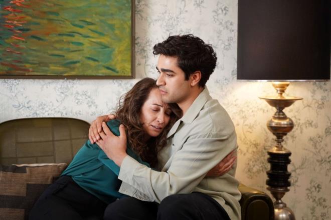 Kaz�m ile Abidin, Serter'in Ak�n'la �ehir d���nda bir yerde bulu�tu�unu ��rendi�ini Ferit'e haber verirken; Esme de Ferit'in odas�na gitti. �kili dertle�irken Ferit'e, Seyran'�n ���l�klar i�indeki ses kayd� geldi.  <p>  Herkes sesleri duyup onlar�n yan�na giderken; Kaya, Ferit'i "Seyran ya��yor" diyerek kendine getirdi. Ferit fenala��rken, Kaz�m da Halis A�a'ya isyan etti.