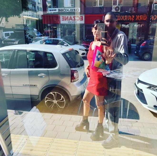 Kat�ld��� bir televizyon program�yla �nlenen Ya�mur Takta�?�n cenazesi, kesin �l�m nedeninin belirlenebilmesi i�in yap�lan otopsinin ard�ndan getirildi�i memleketi Adana?da topra�a verildi.    Takta�'�n ailesi, k�zlar�n�n cinayete kurban gitti�ini �ne s�rerek sevgilisinden �ikayet�i oldu.