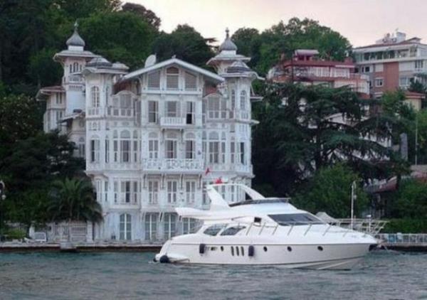 Neredeyse bir asrlk bir gemie sahip olan Ferik Ahmet Paa Yals bir dnem Binbir Gece dizisinin kahramanlar ehrazat ve Onur'a evsahiplii yapt.