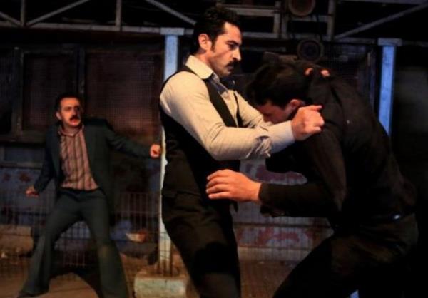 Karaday Kenan mirzalolu ve Bergzar Korel'in barollerini paylat dizi iin zel bir mahalle ina edildi.