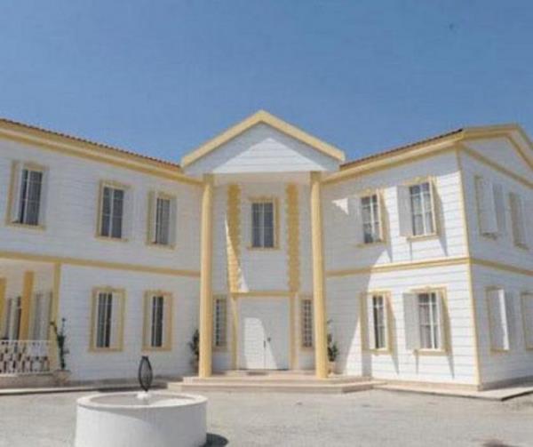 Reyting rekorlar kran bir baka dizi de Hanmn iftlii'ydi... Dizi Adana'daki bu grkemli iftlikte ekiliyordu.