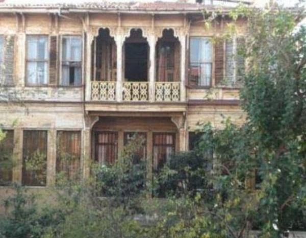 Yaprak Dkm dizisinde Tekin ailesinin bir sre yaad ancak sonra kaybettii bu ev de aslnda bir ok diziye ve Yeilam filmine mekan oldu.