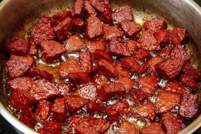 Ayrca doymu ya orannn yksek olmas, sala nemli zararlar veren enflamatuar (iltihap) bileiklere dnebilen sodyum nitritler ieriyor.