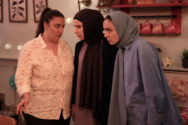 "KRAN SEN SEVYOR TAHR"    Herkes sevinle partide vakit geirirken; Reat'n yakn dostu Samet vefat etti.    Partide Nuran ile kran'n Tahir hakkndaki konumalarn duyan Vicdan, Tahir'e olan akn kalbine gmp "kran seni ok seviyor. Tm bunlar seni ok sevdii iin yapyor" dedi.