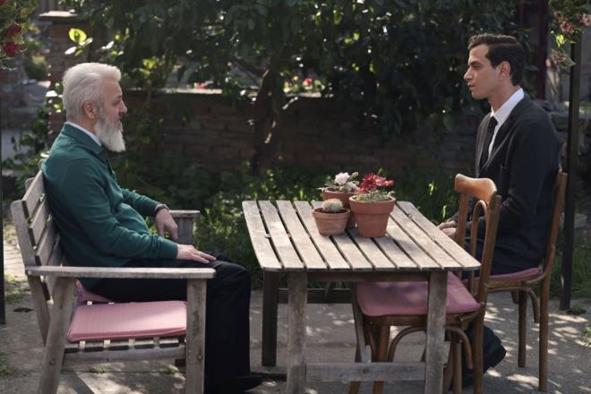 "KMSE BANA GAMZE'Y UNUTTURAMAYACAK"    Sabah namaz iin hazrlanp evden kan mer ise Gamze'yi ie gtrmek iin yeniden geleceini "Seni kimse rahatsz edemez" szleriyle aktard.    Namaz sonras Samet'in eve gtren mer, Melek'ten Nurhayat ile babasnn eskiden ak olduklarn rendikten sonra Reat ile yzleti.    Oluna her eyin gelip getiini syleyen Reat Hoca, ocuklarnn annesini ok sevdiini sylese de mer, "Bana kimse Gamze'yi unutturamayacak" dedi.