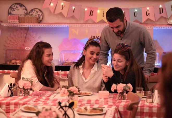 Gamze'nin bana gelenlere sosyal medyadan yorum yad.    "Ah Gamze yine burnunun dikine gittin"  "Bu zamana kadar Gamze?nin hi bir sorununda yannda olmayan ailesi yine yalnz brakt"  "mer imdi kendini sulayacak"  "Gamze gerekten mer'i hak etmiyor"  "mer'in korktuu bana geldi"