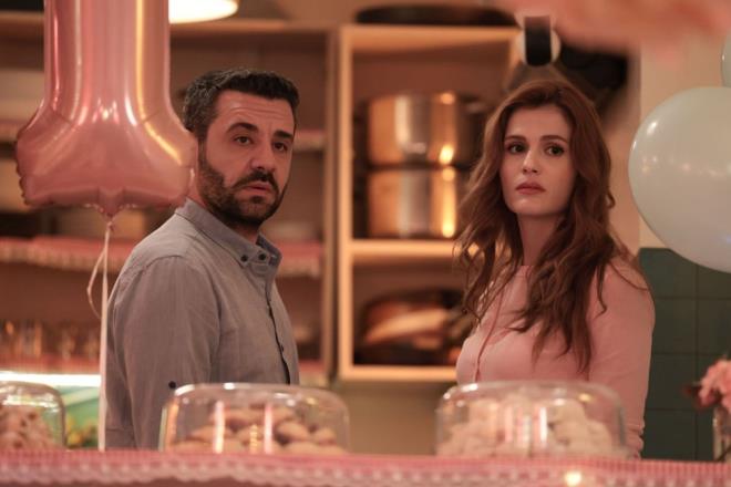 VCDAN'DAN TAHR TRAFI    Nisa'nn kendisini kovmasyla perien olan Hakan, Vicdan ile dertleip karsn ok sevdiini syledi. Hakan' dinleyen Vicdan da 20 yldr Tahir'e ak olduunu itiraf etti.    O srada iek'e seslenen Reat ise "Gerekten gidecek misin?" deyince iek, "Gideceim Reat. Ne oldu Nurhayat, annene bakmaz diye mi korkuyorsun? Merak etme ben senin iin her eyi yaparm" dedi.    Bunun zerine iek, Reat'n "Sen sadece anneme bakan bir kadn msn?" szlerine "Elini tutamadn kadnm" yantn verdi.