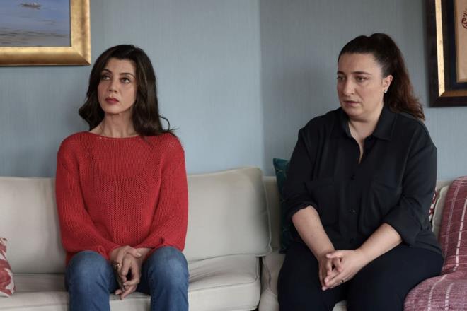 FATMA'DAN KIZI NURAN'A TELEFON    Adamdan bir iz bulamayan Ylmaz ve mer endielenirken; apartmana giren mer, Gamze'ye gelen hediye pakedini buldu. inden kan parfm ve "zerinde koklamak iin sabrszlanyorum" notunu gren mer, onu yalnz brakmayacan syledi.    Ylmaz da yeenini brakmayacan ifade ederken; Fatma Hanm, Nuran' arad. Annesinden zr dileyen ve dnmesini isteyen Nuran, Gamze'nin peine sapk takldn da anlatt. Ylmaz, Nuran'n elinden telefonu alnca Fatma Hanm kapatt.