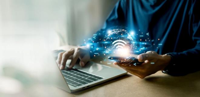 FREL STELERE BALI KALIN    Bu her zaman iyi bir kuraldr, ancak zellikle bilmediiniz bir ada olduunuzda. Yalnzca ifrelenmi web sitelerini yani 'HTTPS' ile balayanlar ziyaret edin. Buradaki 'S' nemli nk gvenli anlamna geliyor.    Bu genellikle bir bilgisayar korsannn yazdnz ifre veya kredi kart numaras gibi belirli bir sitedeki etkinliinizi grntlemesini engeller.