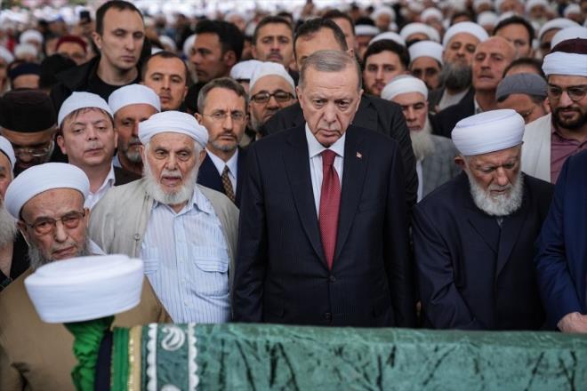 Cumhurbakan Recep Tayyip Erdoan da, Hasan Kl iin Fatih Camii'nde dzenlenen cenaze trenine katld.