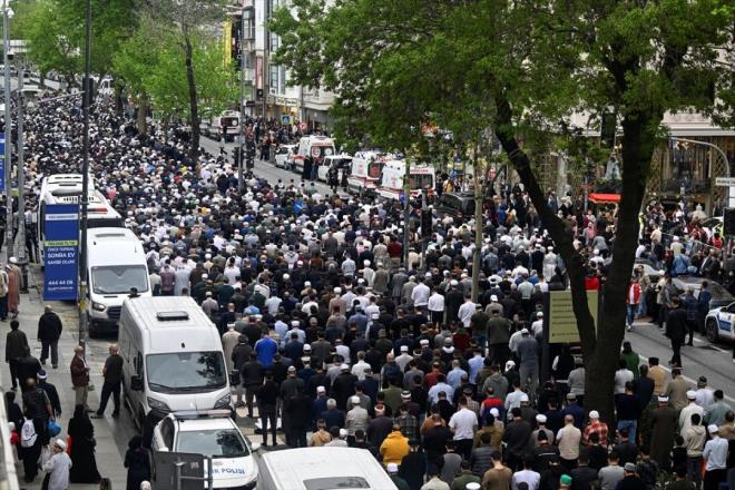 Cami avlusuna giremeyen vatandalar Fevzipaa Caddesi'nde cenaze namazn kld.
