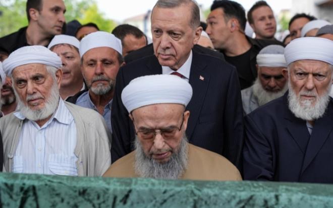 smailaa Cemaati'nin lideri Hasan Kl, dn hayatn kaybetmiti. Kl iin bugn Fatih Camii'nde cenaze treni dzenlendi. Trene Cumhurbakan Recep Tayyip Erdoan da katld.