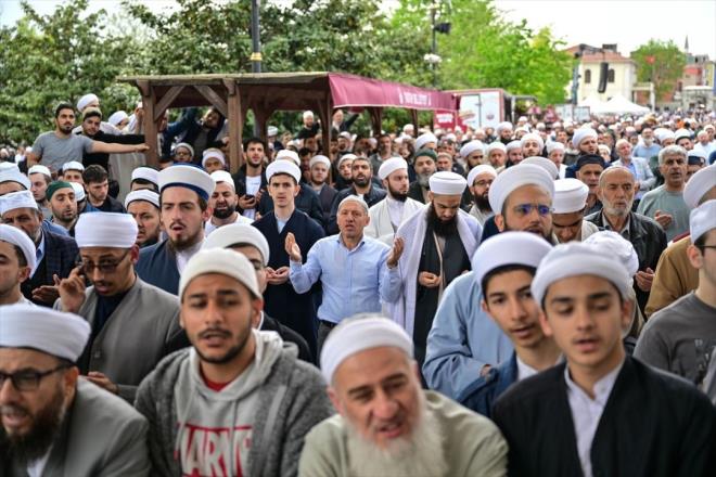 Mahmut Efendi?nin vefat sonras 2 yl nce cemaatin bana geen smailaa Cemaati'nin 94 yandaki lideri Hasan Kl, vefat etmiti.Hasan Kl iin Fatih Camisi'nde cenaze treni dzenlendi.