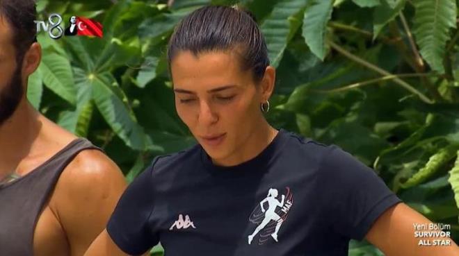 BARLAS BEN MUTLU GRSN STYORUM<p>    Byle dller hep duygusal olur. Oyuna da o duygusallkla kar oynarsn. u an duygusalm ama Barlas beni mutlu grsn istiyorum. O yzden onu ok ok seviyorum. Ona buradan gzel gzel kalpler gnderiyorum.