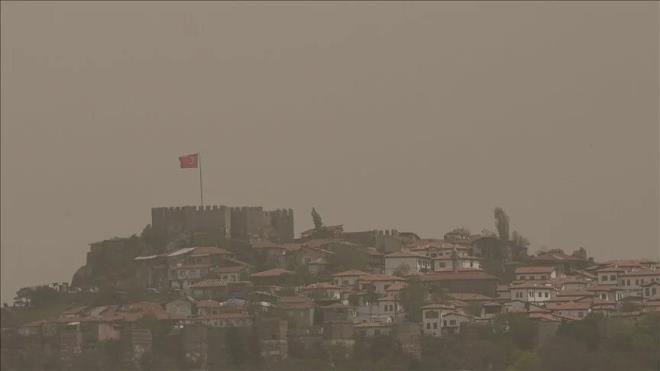 Hava tahminleri ile dikkat eken Hava Forum sitesinde ise "ad ve Libya zerinden gelen Afrika tozlar Trkiye'ye yaylyor. Youn bir toz tabakas ile kar karyayz... Arabalar ykamayn, camlar silmeyin..." denildi.