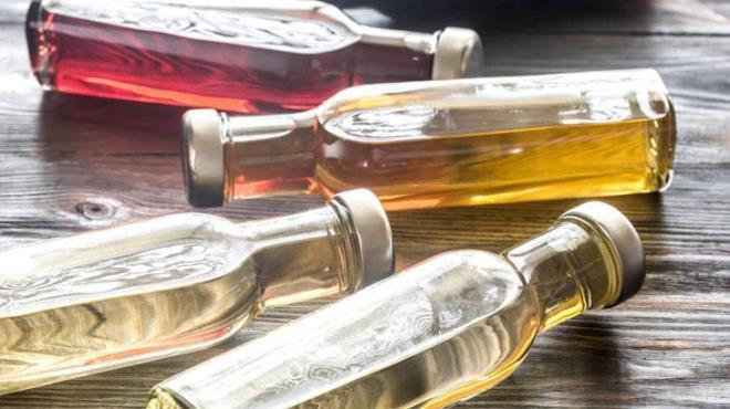 Hazrladnz salatalara mutlaka sirke eklenmesi gerektiini belirten Eric Berg, salata sosu sayesinde glisemik indeksin %31 orannda drebileceinizi anlatyor. Aslnda kan ekerini dengelemek, tketilen baz besinlere sirke eklemekten geiyor.