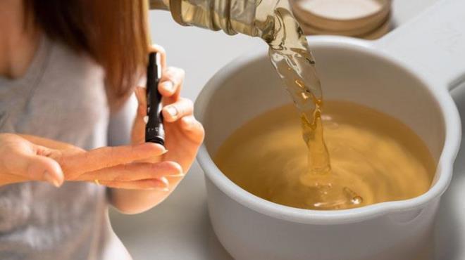 Kanmzda belirli bir miktar eker bulunmas hayatmz iin nemlidir. Ancak her eyin az da, fazlas da zarar elbette. Kan ekerinin normal seviyelerin stne kmasn eker hastal olarak adlandryoruz. Azalmaya balamas ise farkl salk sorunlarn beraberinde getiriyor. Dr. Eric Berg, kan ekerini dengede tutmann formln verdi.