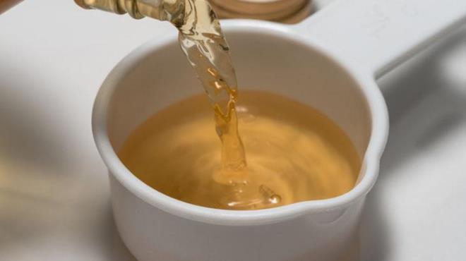 Sabahlar kan ekerini drmek ve dengeleyebilmek iin yaplmas gereken tek ey uyumadan nce iki yemek ka elma sirkesi imek. Ancak dorudan iilmesi sakncal olabilir. O endenle yaklak 1 bardak suya ekleyerek imelisiniz.