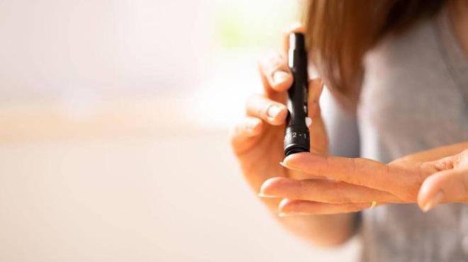 Pilavn iine sirke ekleyin<p>  Pilav sade bir ekilde tketmenin faydal olmadn belirten Eric Berg, ierisine sirke eklediinizde glisemik indeksin yzde 35 drldn sylyor. Yani pilav uygun koullara gre hazrlarsanz, tkettikten sonra kan ekeri seviyesinde olumsuz belirtilere maruz kalmayacaksnz.