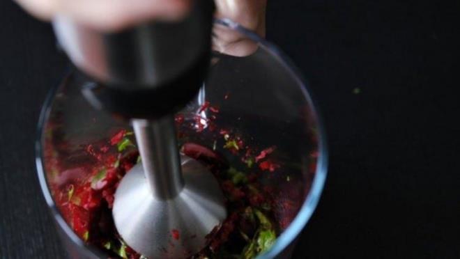 Yapl:    Pancar kabuunu ykayn. Daha sonra soyup paralara ayrn. Bu ilemleri halletikten sonra bir meyve skacann iine koyun. Karm gzelce ektikten sonra her gn bir bardak olacak ekilde akamlar tketebilirsiniz. Ayrca dilerseniz iine tatlndrmak iin limon ve limon kabuklar ekleyebilirsiniz.