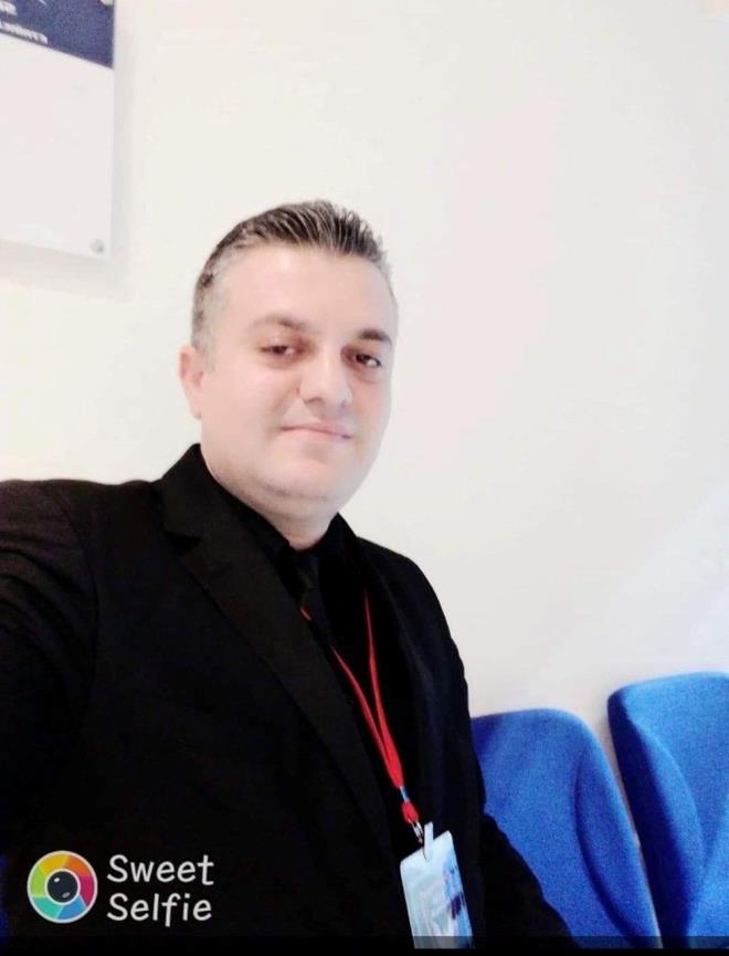 Hastanenin sistem odasndaki kavgada Erdal ayc, sopayla Atilla Ay? dvmeye balad.    Atilla Ay olay yerinde yaamn yitirirken, Erdal ayc polisi arayarak i arkadan ldrdn syledi.    Olay yerine gelen polis ekipleri, Atilla Ay? yerde hareketsiz halde yatarken buldu.    Yaplan olay yeri incelemelerinin ardndan Atilla Ay?n cenazesi adli tp kurumuna gtrld.    Saldrgan ise gzaltna alnarak Kadky Asayi Bro Amirlii?ne gtrld.