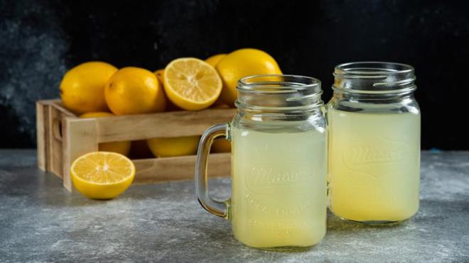  6 adet limon.<BR>     2 adet portakal.  <BR>   10 adet nane yapra.  <BR>   6 orba ka bal.  <BR>   5 bardak su.  <BR>   1 yeil elma.  <BR>   Souk tketmek isteyenler iin birka buz kp.