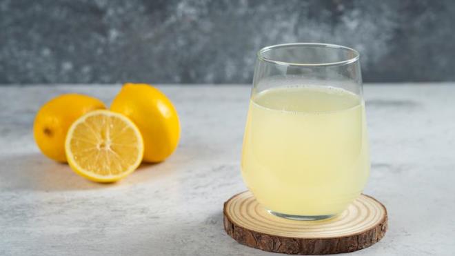 Devamnda hazrlanan karma 5 bardak su ilave edilir ve gzelce kartrlr.<BR>Servis etmeden nce tercihe bal olarak taze nane ve yeil elma dilimleri ilave edilebilir.<BR> i&#775;stee bal buz eklenir.