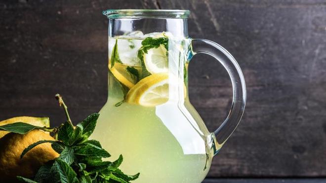 HAZIRLANII  <p>  Ev yapm ekersiz limonata tarifi iin yukardaki malzemeler toparlandktan sonra yapl aamasna geilebilir. te ev yapm ekersiz limonata tarifinin hazrlan;