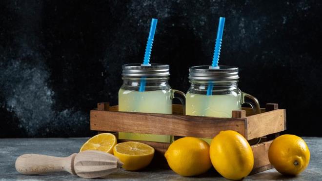 Limonlar ve portakallar soyularak dilimlenir.<BR>Kabuklar rendelenir ve bir kaba yerletirilir.<BR>Dilimlenen limonlar ile portakallar, rendelenen kabuklarla birletirilir ve zerine bal eklenir.