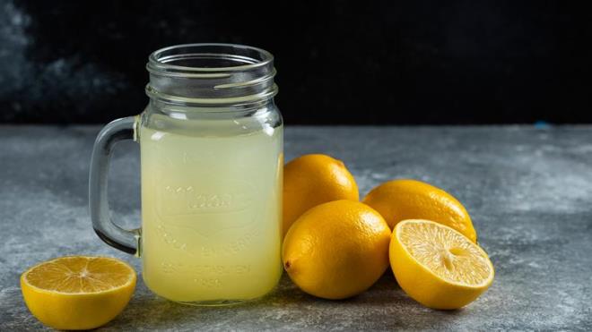 EV YAPIMI EKERSZ LMONATA TARF  <BR>  Hemen herkes tarafndan merak edilerek aratrlabilen ev yapm ekersiz limonata tarifi, basit bir ekilde hazrlanabiliyor. te ev yapm ekersiz limonata tarifi iin gerekli olan malzemeler;