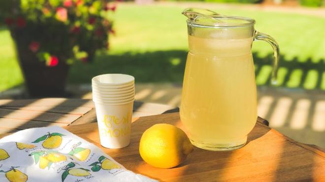 Ev yapm ekersiz limonata tarifi, hemen herkes tarafndan aratrlabiliyor. nk pratik bir ekilde hazrlanabilen bu iecek, tam kvamnda yapldnda adeta damaklardan silinmeyecek bir lezzet brakabiliyor. te yandan souk ekilde tketilebilen ekersiz limonata, serinleme hissi salayabiliyor.