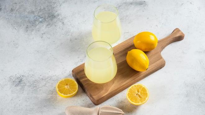 Dilimlenen limonlar ile portakallar, rendelenen kabuklarla birletirilir ve zerine bal eklenir.<BR>Meyveler sularnn kmas iin gzelce ovalanr.<BR>Elde edilen karm tel bir szgeten geirilir.