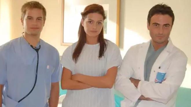 DOKTORLAR DZSNN ELA'SI DEM LE AIRTTI<p>    Doktorlar dizisinde birok insann beenisini toplayan isimlerden bazlar; Melike Gner, Kutsi, Mehtap Altunok ve Yasemin zilhan olarak saylabiliyor. Ayrca Melike Gner 'Zenan Parlar', Kutsi 'Levent Atahanl', Mehtap Altunok 'Dr. Julide Aydin' ve Yasemin zilhan 'Ela Altnda' karakterini canlandryordu.<BR>    Doktorlar dizisinde n plana kan karakterlerden biri, Yasemin zilhan'n canlandrd Ela Altnda karakteriydi. te yandan Yasemin zilhan' Ela Altnda karakteri ile hatrlayan adeta herkes, yllar sonraki halini ilk kez grdklerinde arabiliyorlar.