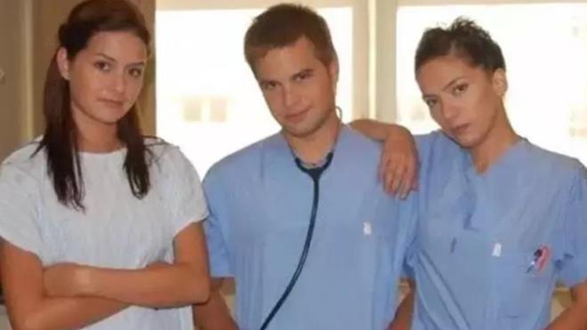 YASEMN ZLHAN'IN YILLAR SONRAK HAL  <p>  Doktorlar dizisinde canlandrd Ela Altnda karakteri ile birok izleyicinin ilgisini eken Yasemin zilhan, seneler sonraki hali ile de merak edilebiliyor. te Doktorlar dizisinin Ela Altnda', Yasemin zilhan'n yllar sonraki hali;