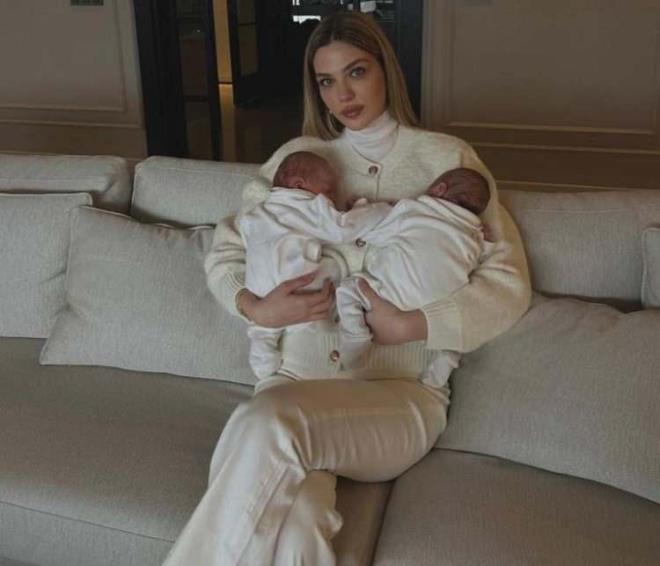 DAHA NCE NELER OLDU?    Oullar brahim Ayel'in hastalk srecini de atlatarak huzura kavuan iftin bebekleri 40 gnlk oldu. Bebeklerini salkla kucana alan Yasemin efkatli, ei ve ikiz oullaryla fotorafn sosyal medya hesabnda paylat.    Sevincini dile getiren efkatli, "40 uurduk... Canlarm mrnz hep salkla, huzurla, birlikte omuz omuza olsun, sizin hep gzel gnlerinizi grelim...Bana yaattnz duygularn tarifi gerekten yok. mrm mrnz olsun, sizi ok seviyorum meleklerim." ifadelerini kulland.