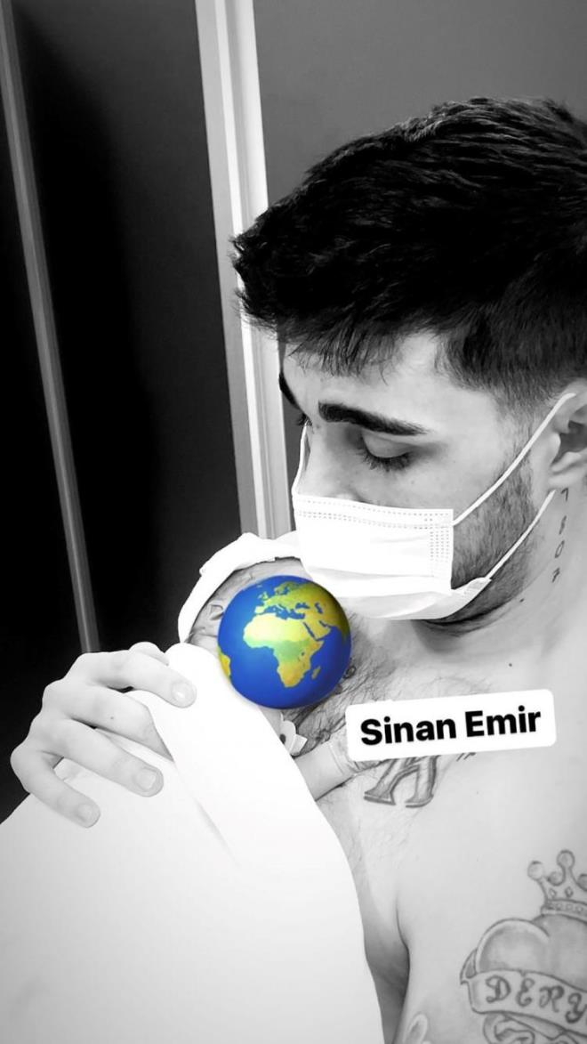 Bebeklerinin yzn dnya emojisi ile kapatan Tatlses'in paylam kalpleri stt.