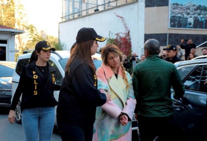 CANDAN KARDELER NEYLE SULANIYOR?     Dilan ve Engin Polat'n tutuklanmasnn ardndan operasyonlar baka sosyal medya nllerine de yneldi.    Dolandrclk ve kara para aklama sulamasyla yarglanan Bahar ve Nihal Candan kardelerin, hayali "Veysel amir" oyunu ile piyasa deerinin altnda ara satmay vaat ettikleri, paralar topladktan sonra ise "halede sorun kt, ertelendi." gibi gerekelerle ne aralar ne de creti teslim ettikleri iddia ediliyor. Polisin yapt incelemeye greyse bu yntemle 13 madur yaklak 10 milyon lira dolandrld.