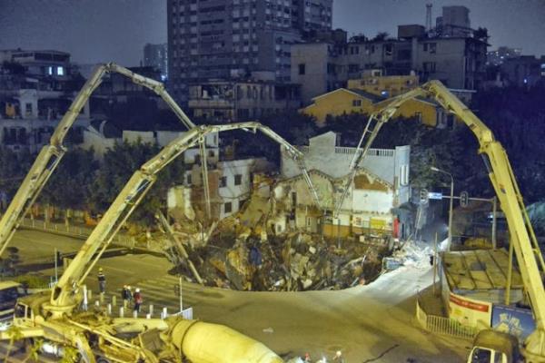 <p><b>Guangzhou, in</b></p>  Obruklar, yatay veya yataya yakn tabakal kiretalarnda bulunan yeralt nehirlerinin veya aktif maara tavanlarnn kmesi sonucu olumu baca veya kuyu grnts veren derin ukurluklar olarak karmza kmakta.