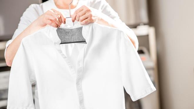 Lekeli gmlek amar makinesine yerletirilir.<p>Deterjan gzne bir miktar bulak makinesi parlatcs ilave edilir.