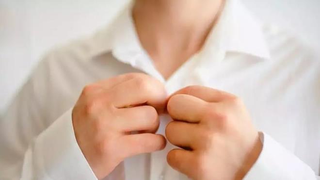 te yandan bu noktada tercih edilebilecek gmlekteki lekeleri temizlemenin basit bir yolu bulunuyor. stelik sz konusu yntem, ''meer bu kadar kolaym'' bile dedirtebiliyor.