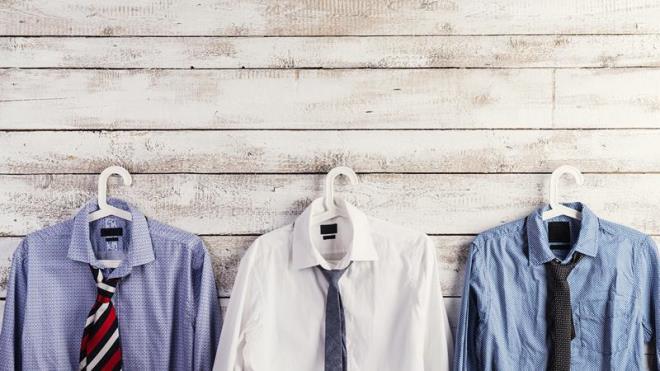 Bir ay barda sirke ve ayn lde su bir kaba koyularak kartrlr. <p>Elde edilen karm ile gmlein sararm yaka ksmlar slatlr ve ortalama 2 saat bekletilir.Ardndan amar makinesinde ykanr. Bu sayede gmlek yakasndaki sararma izinin temizlendii grlebilir.